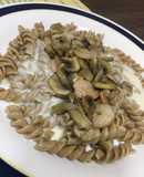 Tallarines con salsa blanca, champiñones y camarones