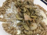 Tallarines con salsa blanca, champiñones y camarones
