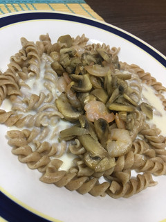 Una foto de Tallarines con salsa blanca, champiñones y camarones