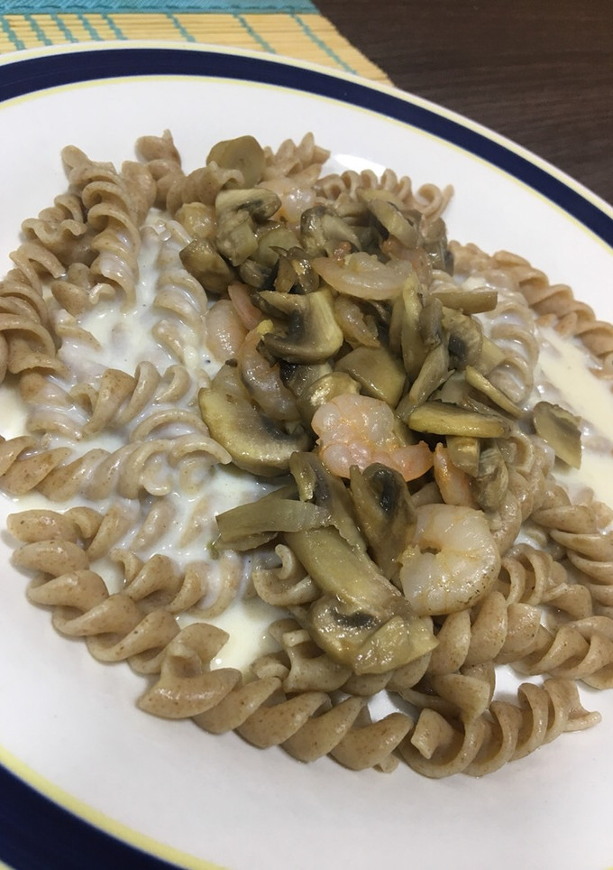Una foto de Tallarines con salsa blanca, champiñones y camarones