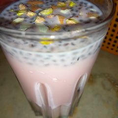 A picture of 3 colour Jame shiri drink.