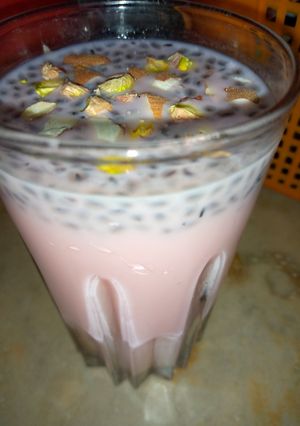 A picture of 3 colour Jame shiri drink.