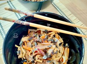 Una foto de Yaki Udon de cerdo y verduras