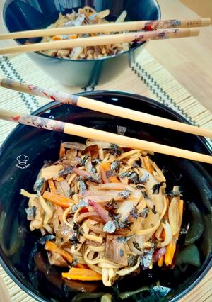 Una foto de Yaki Udon de cerdo y verduras