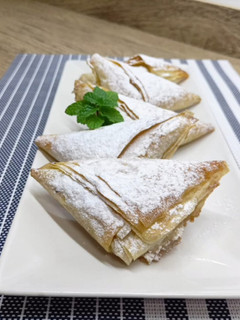 Una foto de Empanadilla de masa filo con membrillo y queso fresco