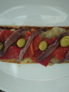 Una foto de Tostada de escalivada con anchoas