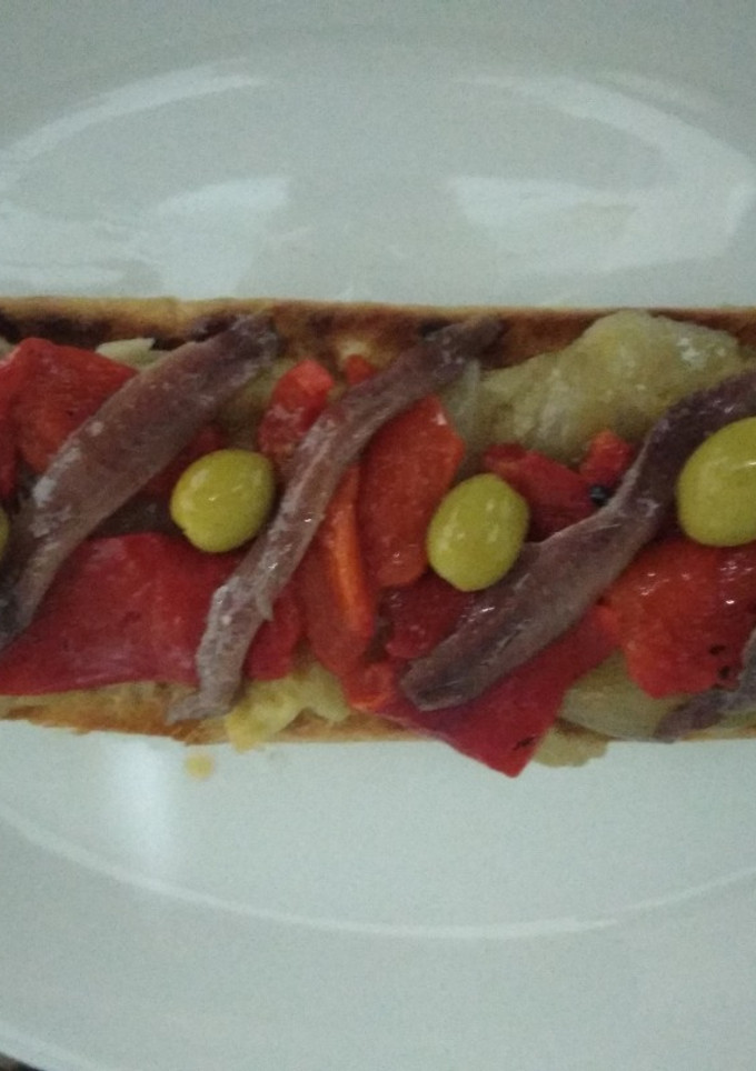 Una foto de Tostada de escalivada con anchoas