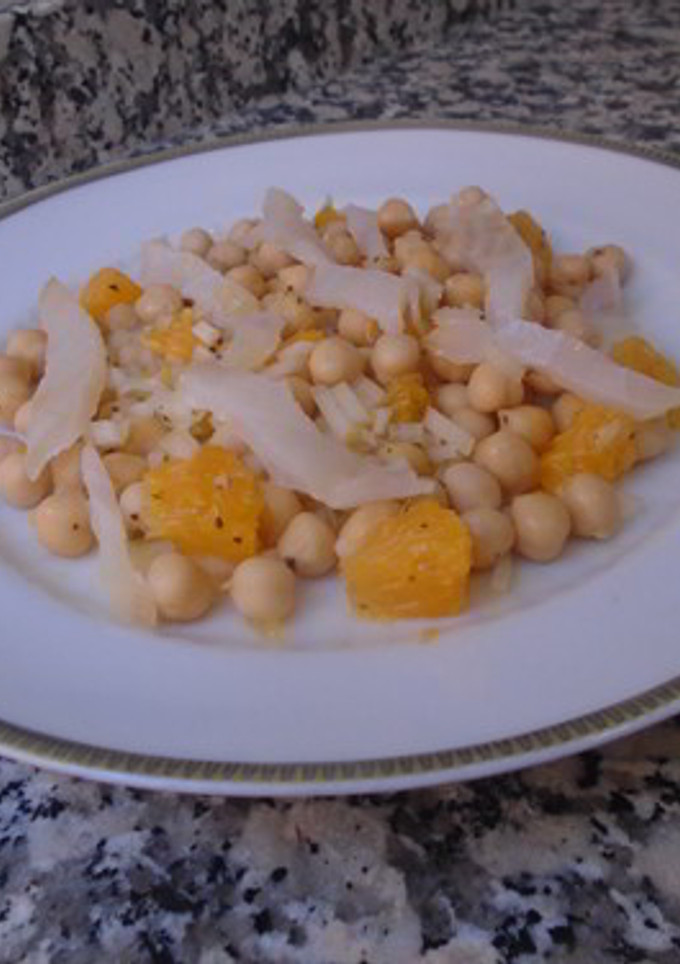 Una foto de Ensalada de garbanzos, bacalao y naranja