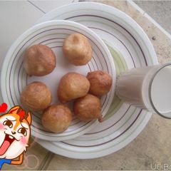 A picture of Puff puff and kunu Aya(tiger nut) drink.
