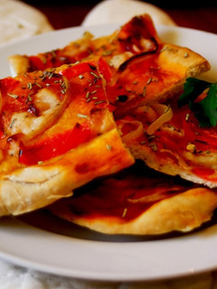 Una foto de Coca catalana de verduras y queso curado