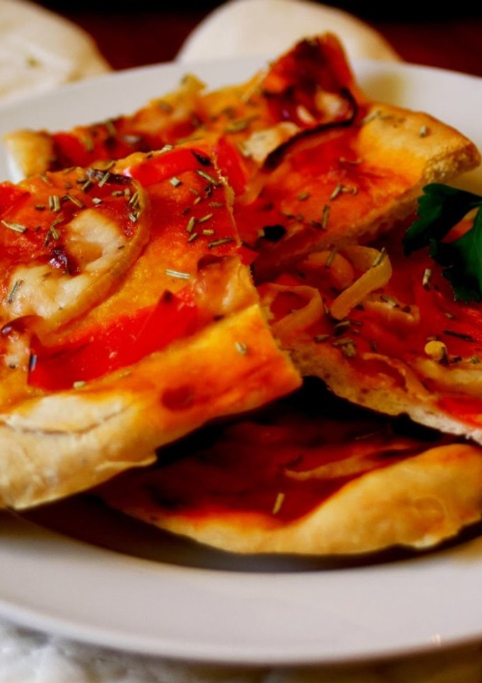 Una foto de Coca catalana de verduras y queso curado
