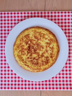Una foto de Tartilla (con "A", entre tarta y tortilla) de papa y queso 🥔🧀 pocos ingredientes y saludable