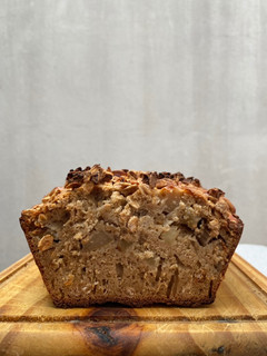 Una foto de Budín de manzana, miel y granola