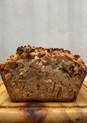 Una foto de Budín de manzana, miel y granola