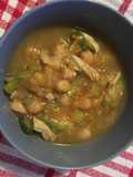 Ensopado de grão, legumes e frango picante