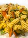 Fusilli senza Glutine con Zucchine, Carote, Cipolle, Frittatina di Uova, Gamberoni e Salsa di Soia