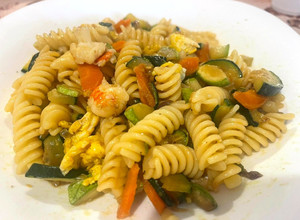 Foto di Fusilli senza Glutine con Zucchine, Carote, Cipolle, Frittatina di Uova, Gamberoni e Salsa di Soia