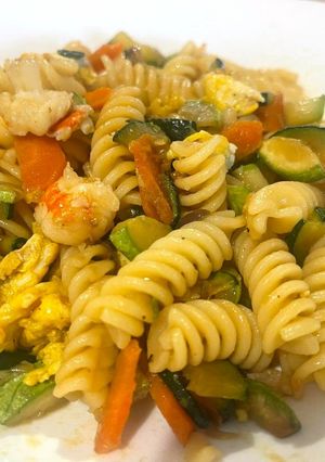 Foto di Fusilli senza Glutine con Zucchine, Carote, Cipolle, Frittatina di Uova, Gamberoni e Salsa di Soia