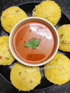वेजिटेबल सूजी इडली(vegetable suji idli recipe in hindi) रेसिपी मुख्य फोटो