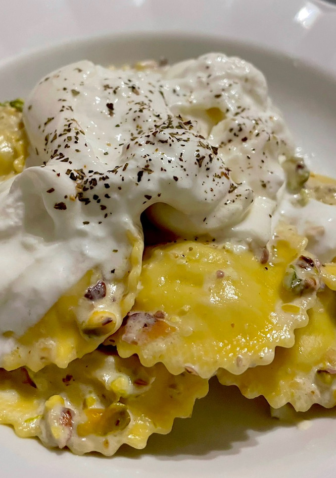 Una foto de Salsa de pistachos, ajo y burrata 🍝🧀 (para pasta rellena)