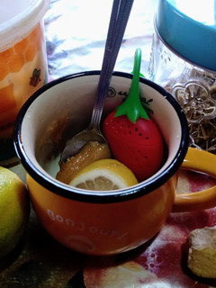 Una foto de Infusión de manzanilla, jengibre, limón y miel