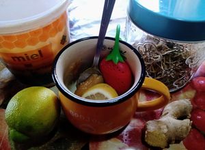 Una foto de Infusión de manzanilla, jengibre, limón y miel