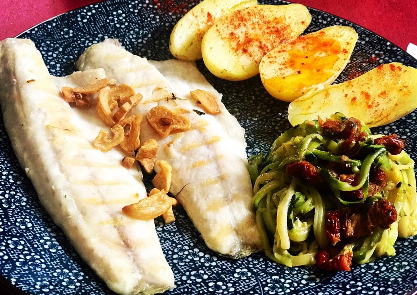 Lubina, patatas y tallarines de calabacín con tomate seco, orégano y albahaca 🌿