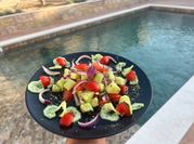 Una foto di insalata di cetriolo