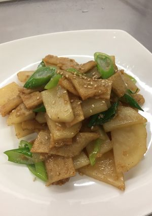 Hình của món Chả cá và khoai Tây xào(어묵 감자볶음).