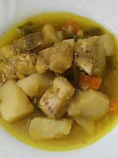 Una foto de Pescado guisado con verduras y patatas