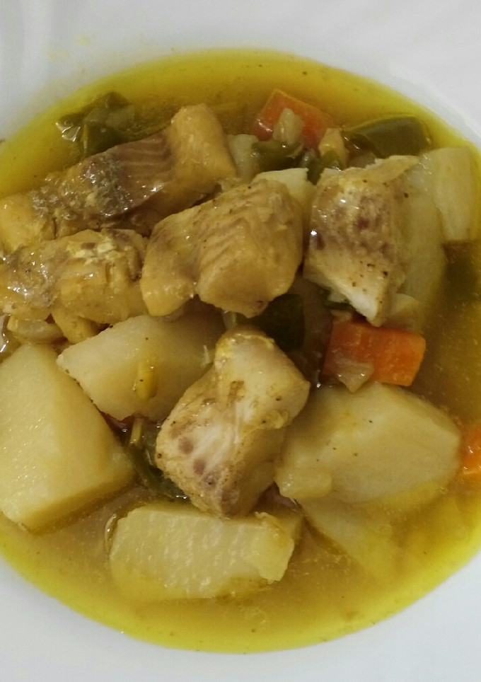 Una foto de Pescado guisado con verduras y patatas