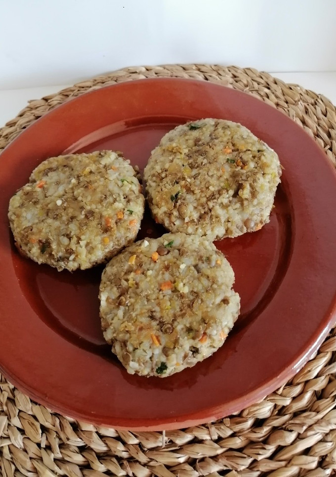 Una foto de Burger de lentejas, bulgur y arroz