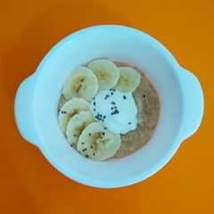 A picture of Mpasi : Oatmeal, yogurt, pisang.