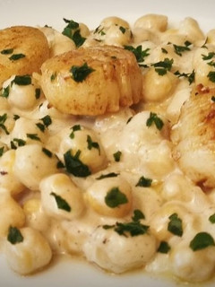Una foto de Vieiras plancha con garbanzos en salsa de cava