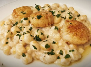 Una foto de Vieiras plancha con garbanzos en salsa de cava