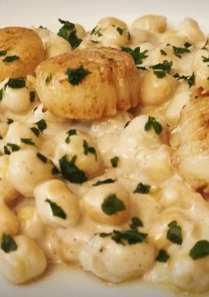 Una foto de Vieiras plancha con garbanzos en salsa de cava