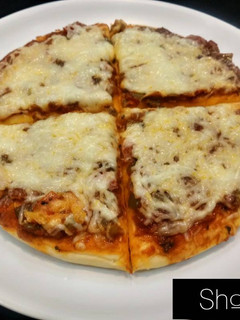 पिज़्ज़ा (Pizza recipe in hindi) रेसिपी मुख्य फोटो