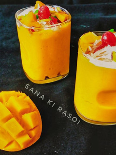 A picture of Mango smoothie with Vanilla Ice cream.