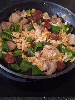Una foto de Revuelto de panceta y chorizo con pimientos😜😋