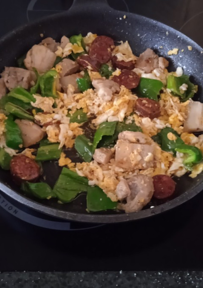 Una foto de Revuelto de panceta y chorizo con pimientos😜😋
