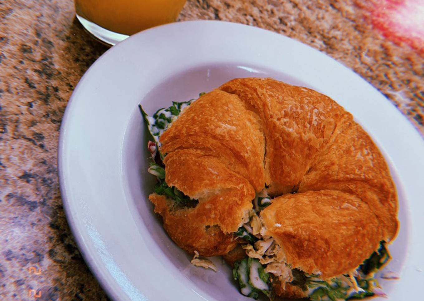 Croissant ensalada y pollo