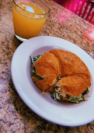 Una foto de Croissant ensalada y pollo