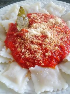 Una foto de Ravioles con Salsa de la Casa👍🇵🇪