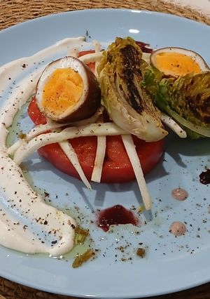 Una foto de Tomate Rosa, Huevo Lacado y Crema de Cottage