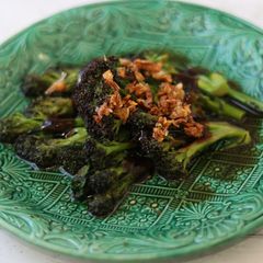 A picture of Purple sprouting broccoli in oyster sauce 🥦.