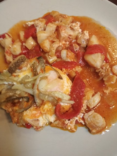 Una foto de Bacalao con pimientos morrones