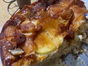 Una foto de tarta de manzana invertida sin aceite