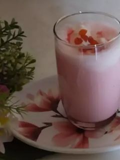 रोज़ लस्सी विथ वेनीला आइसक्रीम(Rose lassi with vanilla icecream recipe in Hindi) रेसिपी मुख्य फोटो