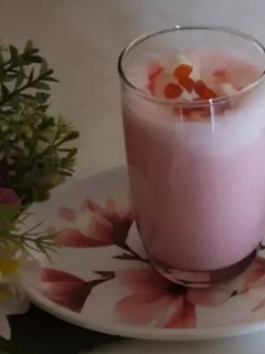 रोज़ लस्सी विथ वेनीला आइसक्रीम(Rose lassi with vanilla icecream recipe in Hindi) रेसिपी मुख्य फोटो