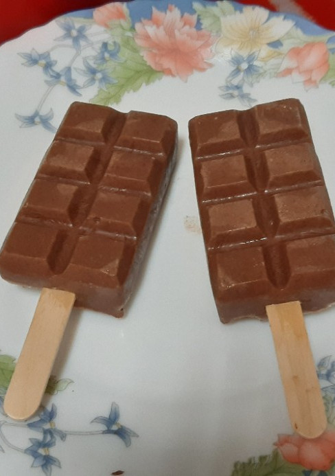Una foto de Mini-polos de yogur y chocolate